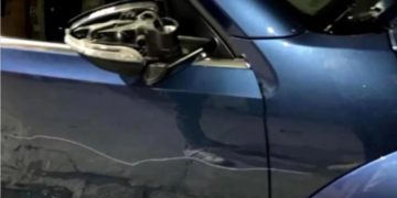 Miraba autos en un concesionario y su hija de tres años rayó diez modelos de lujo: tuvo que pagar una fortuna