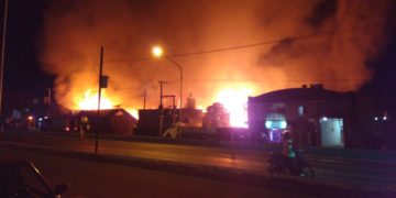 Voraz incendio consumió por completo una conocida fábrica de muebles en Garupá