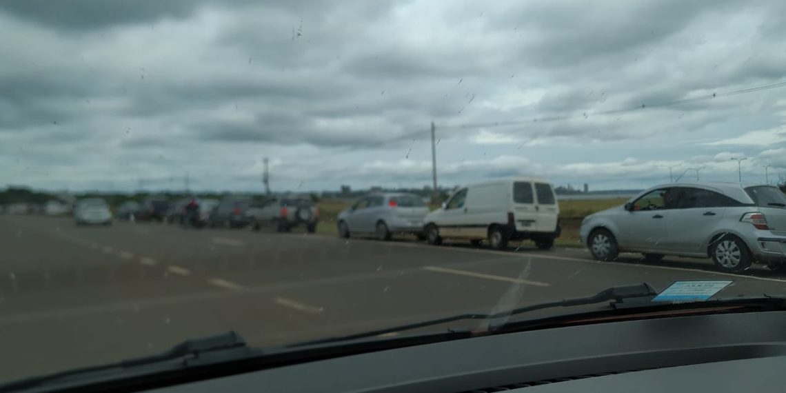 Compras de fin de año: extensas filas para cruzar a Encarnación llegan hasta el complejo La Manza