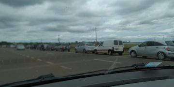 Compras de fin de año: extensas filas para cruzar a Encarnación llegan hasta el complejo La Manza