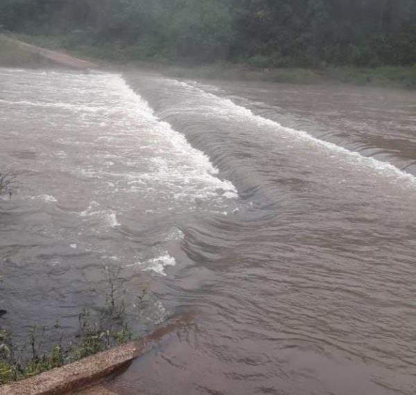 Cierran el acceso al Moconá por desborde sobre el puente del Yabotí