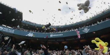 Solidaridad: Lluvia de peluches durante un partido en España
