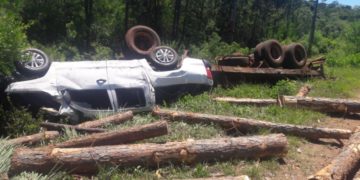Acoplado con carga de madera impactó contra una camioneta sobre la ruta 103