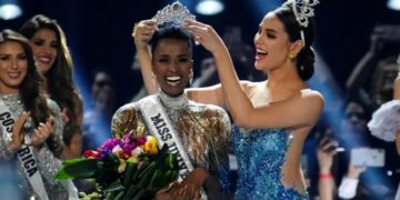 Zozibini Tunzi de Sudáfrica se convirtió en la nueva Miss Universo