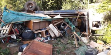 Despiste de un camión que transportaba una mudanza dejó 11 lesionados, entre ellos seis menores
