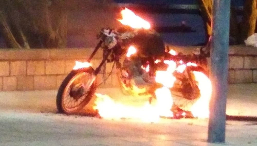 Prendió fuego su moto para evitar que la secuestren en un control policial
