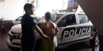 Llegó a su casa con una moto robada, su madre lo delató, intentó ocultarse y la Policía lo detuvo
