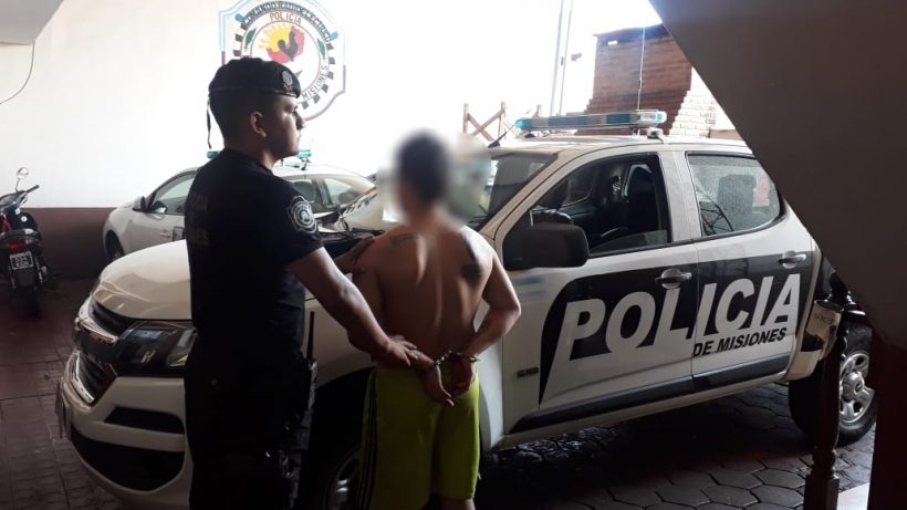 Llegó a su casa con una moto robada, su madre lo delató, intentó ocultarse y la Policía lo detuvo