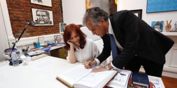 Cristina firmó el traspaso de mando y está a cargo del Poder Ejecutivo hasta que Alberto regrese de Israel