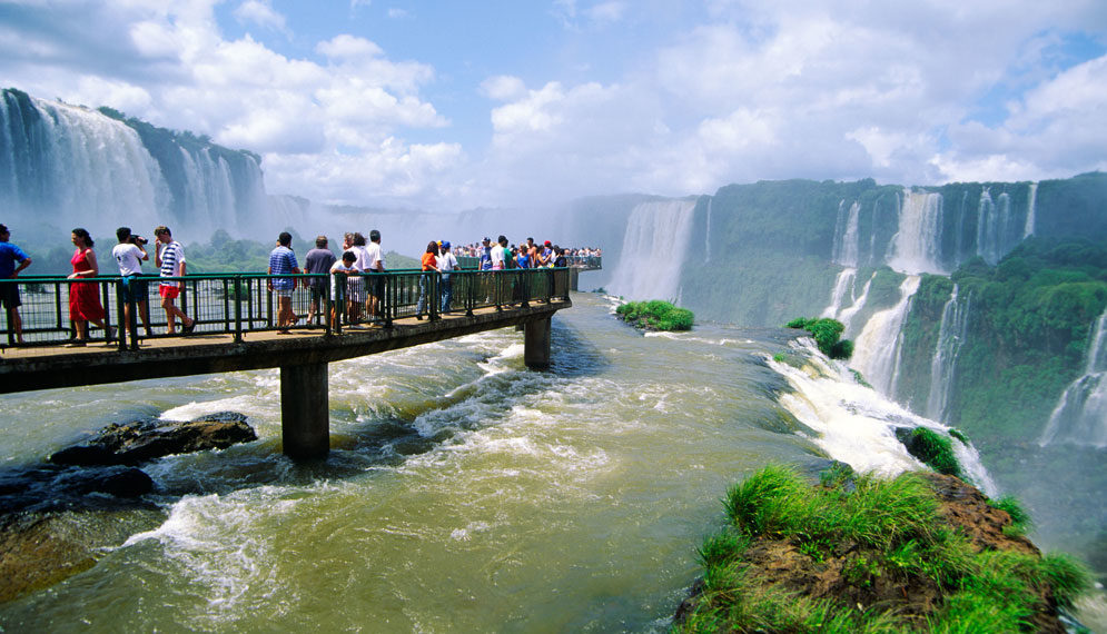 Por el impuesto al dólar creció el turismo interno, Iguazú es el más elegido