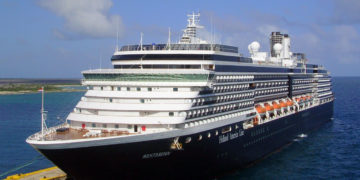 Un segundo crucero sospechado de contener un brote de coronavirus fue rechazado por cinco puertos y se encuentra a la deriva
