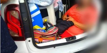 Un argentino fue multado en Florianopolis por llevar a su suegra en el baúl del auto