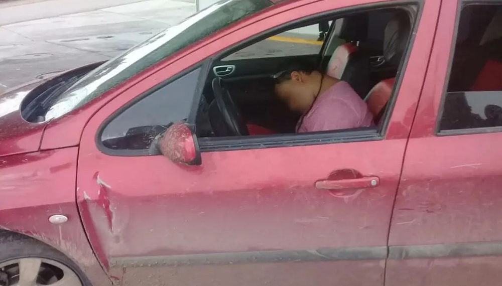 Comodoro Rivadavia: estaba borracho y dormido en su auto con sus hijos de dos años y seis meses