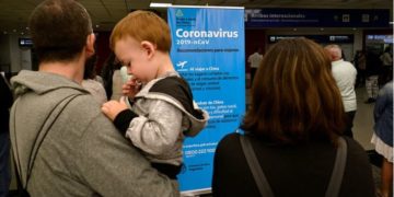 Coronavirus: comenzaron a aplicar el protocolo en los vuelos que llegan a Ezeiza desde Roma