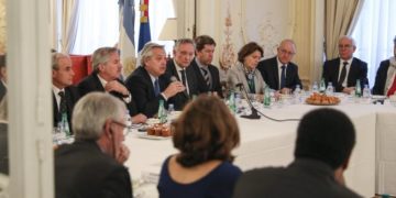 Gira presidencial: Alberto Fernández dijo a empresarios franceses que “con Macri vivimos un 2001 por goteo”