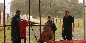 Posadas: Policías asistieron a un palista que intentaba salir del río Paraná durante la tormenta