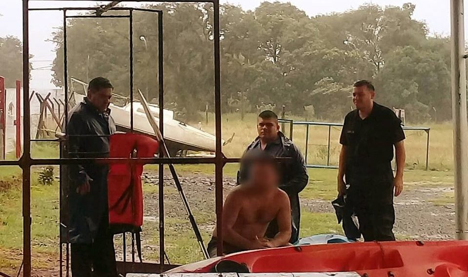 Posadas: Policías asistieron a un palista que intentaba salir del río Paraná durante la tormenta