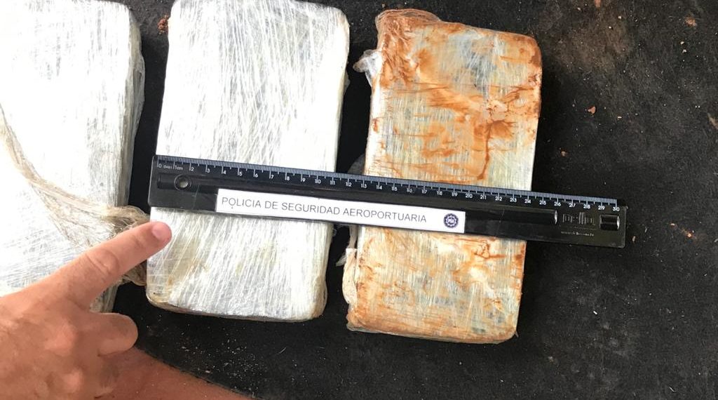 Puerto Iguazú: La Policía Aereoportuaria detuvo un auto con más de 21 kilos de pasta base