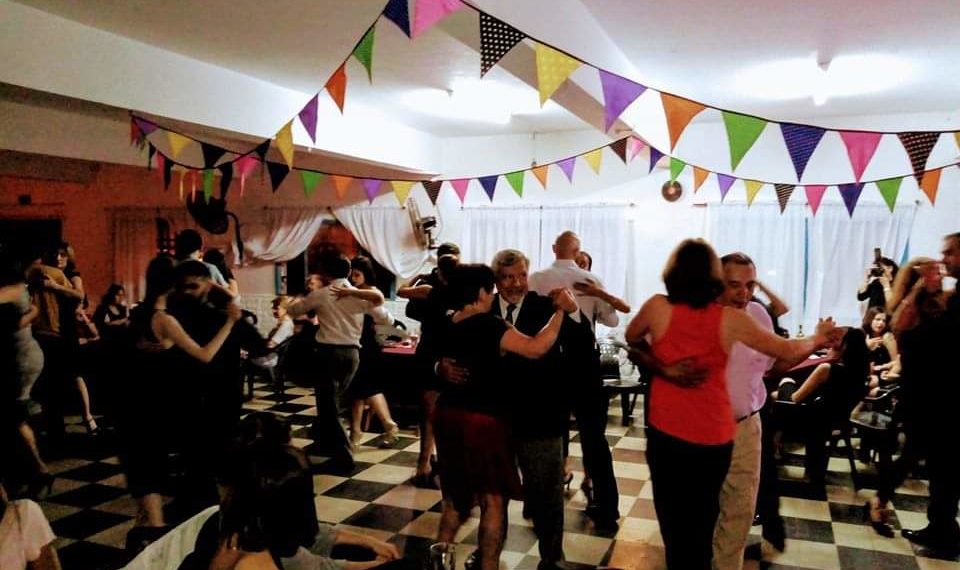 Invitan a participar de clases de tango para todo público
