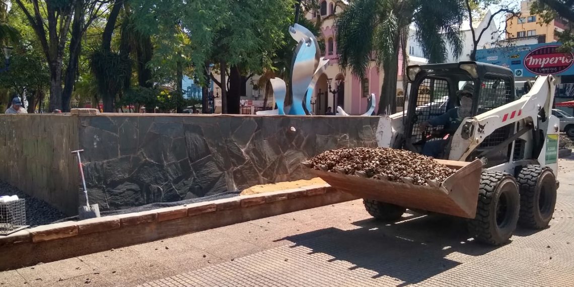 Realizan una serie de trabajos de mantenimiento y puesta en valor de la Plaza 9 de Julio