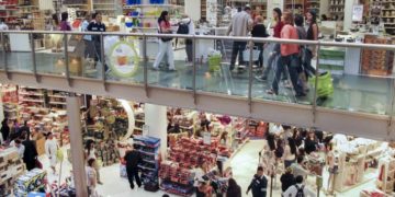 Más restricciones por el coronavirus: limitarían hasta 200 personas el acceso a comercios