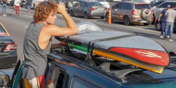 Cuarentena obligatoria: embargaron al surfer en $500.000 y no podrá salir ni a comprar comida