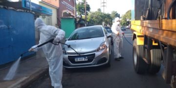 Realizan limpieza de veredas y desinfección con alcohol en gel en cajeros