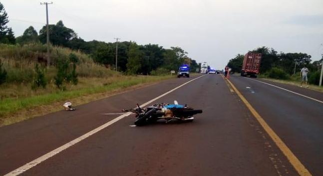 Alem: motociclista falleció al impactar con un camión