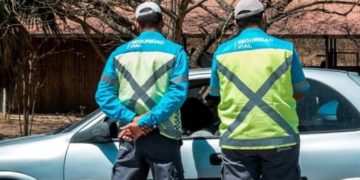 Rompieron la cuarentena para ir a comer un asado y llevaban a los hijos en el baúl