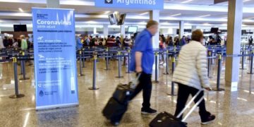 Buscan a los otros pasajeros que viajaron con el paciente positivo