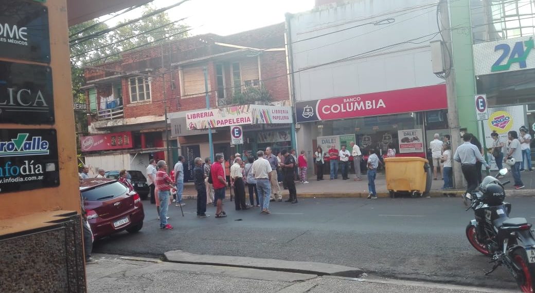 Jubilados cortan la calle frente a un banco que no abrió sus puertas hoy