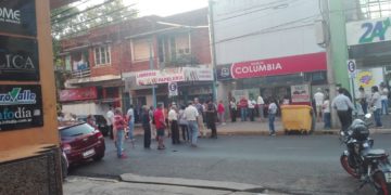Jubilados cortan la calle frente a un banco que no abrió sus puertas hoy