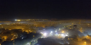 Posadas se cubrió de humo por un gran incendio en la zona de malezas detrás del Mercado Central