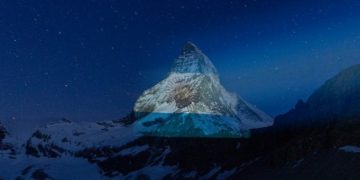 La bandera argentina fue proyectada en los alpes suizos como señal de “esperanza y solidaridad”