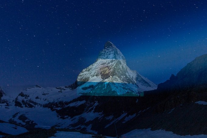 La bandera argentina fue proyectada en los alpes suizos como señal de “esperanza y solidaridad”
