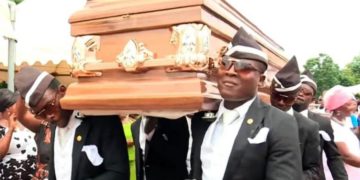 De meme a la fama: los africanos de los ataúdes quieren venir al Bailando