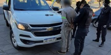 Fingieron ser trabajadores municipales, intentaron robar a una mujer y fueron detenidos