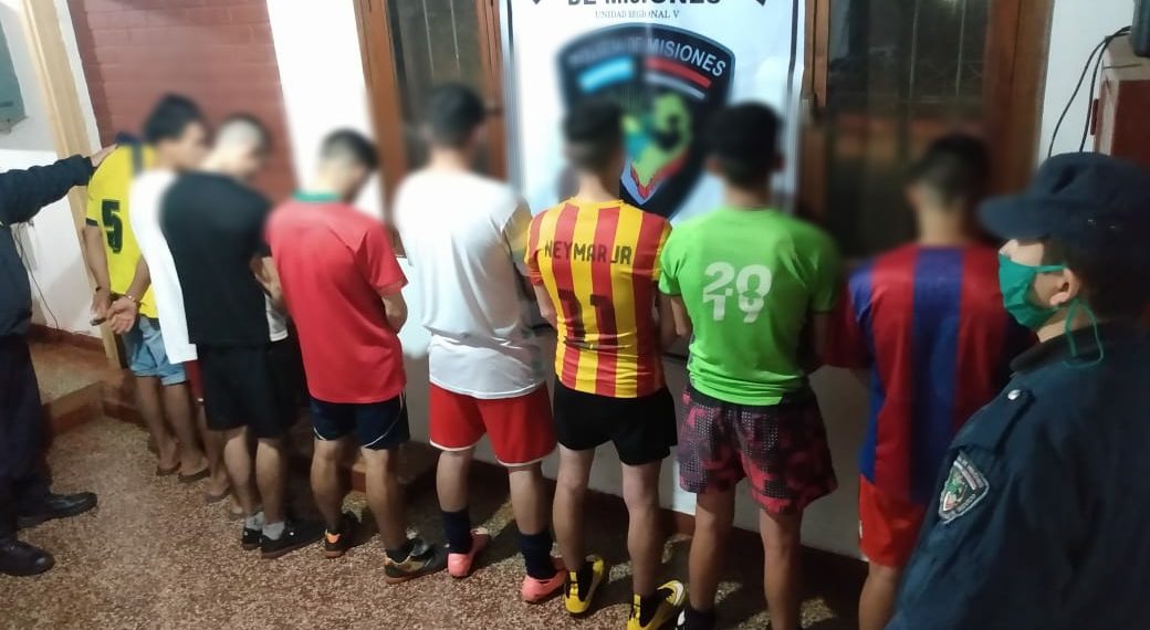 Cuarentena: fueron detenidos en la cancha cuando jugaban al fútbol