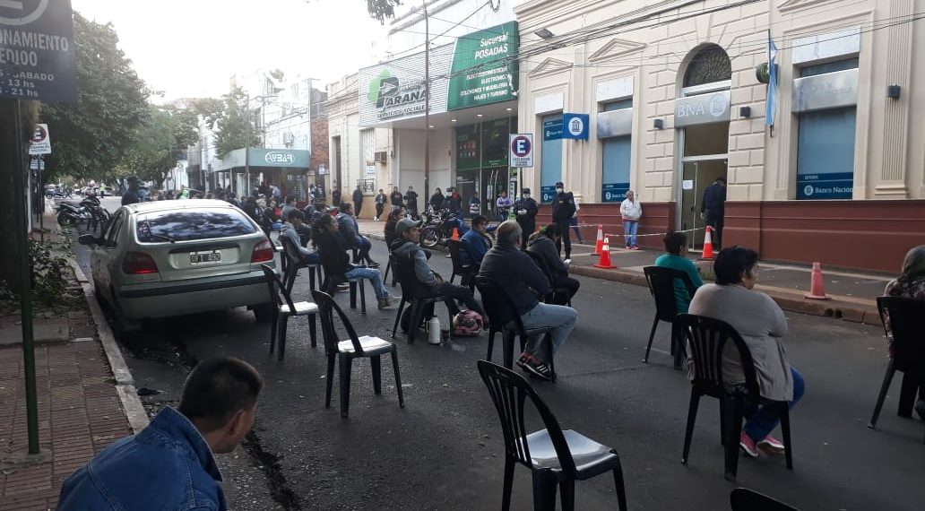 Aplican nuevas medidas para evitar la aglomeración de gente en los bancos