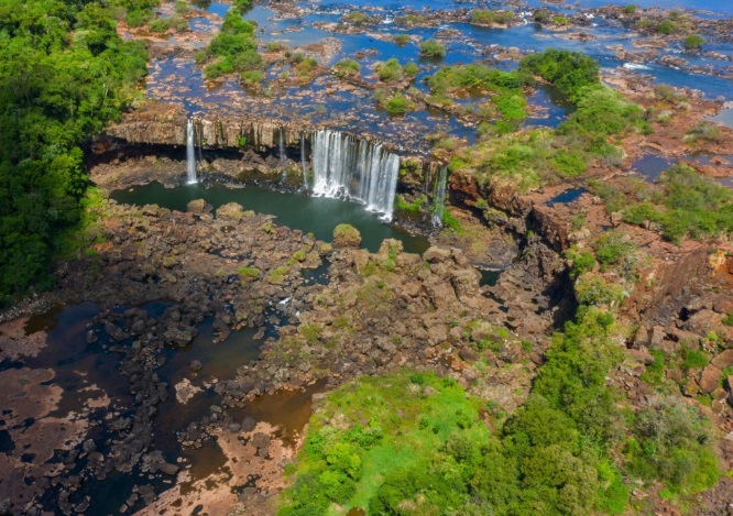 Brasil libera más de 1.400 cúbicos de agua por segundo para atenuar la sequía de los ríos Paraná e Iguazú