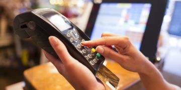 Las operaciones con tarjetas de crédito cayeron a su nivel más bajo en 17 años