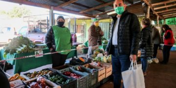Stelatto recorrió la Feria Franca del barrio Santa Rita