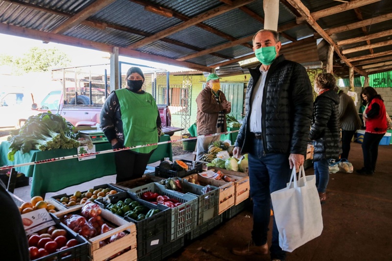 Stelatto recorrió la Feria Franca del barrio Santa Rita