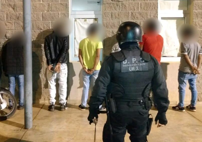 Siete detenidos por violar la cuarentena y atacar con machete a policías