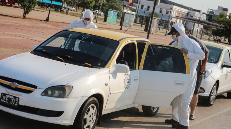 Equipos municipales desinfectaron puntos de concentración de personas