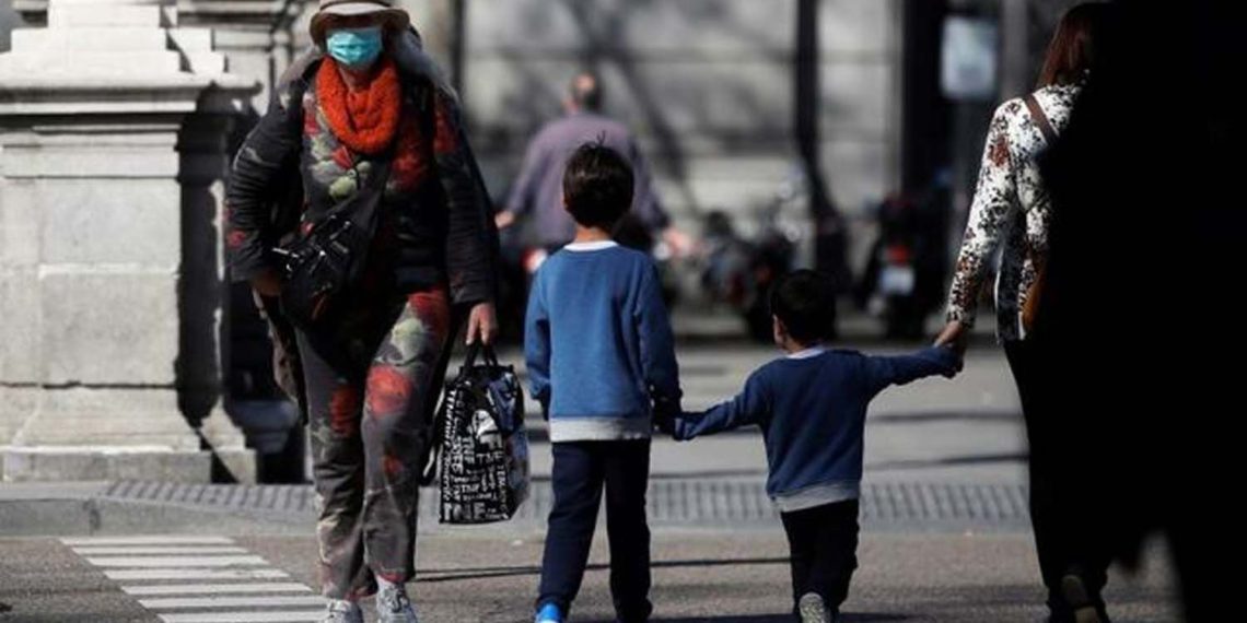 Coronavirus: desde hoy, menores de 12 años puedan acompañar a sus padres a hacer las compras