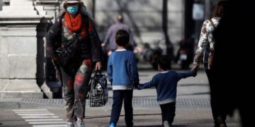 Coronavirus: desde hoy, menores de 12 años puedan acompañar a sus padres a hacer las compras
