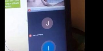 Lo expulsaron por bañarse durante una clase virtual