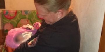 Efectivos policiales asistieron a una mujer que dio a luz a gemelas prematuras