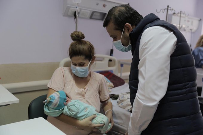 El Gobernador saludó a la mamá y su recién nacido, que inauguraron el Materno Neo Natal